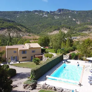 https://le-petit-collet.hotels-rhonealpes.com